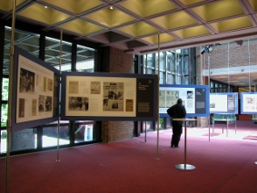 Ausstellungsansicht „Joseph Roth im Exil in Paris 1933 bis 1939“ in der Stadtbibliothek München am Gasteig, 2009.