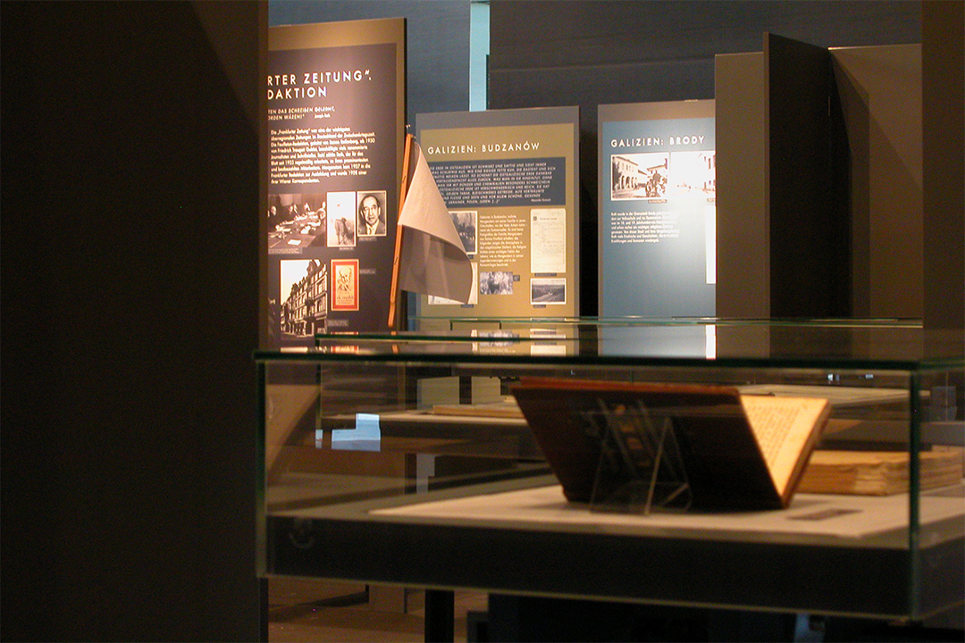 Ausstellungsansicht „So wurde ihnen die Flucht zur Heimat. Soma Morgenstern und Joseph Roth. Eine Freundschaft“ im Deutschen Exilarchiv 1933–1945 der Deutschen Nationalbibliothek, Frankfurt/Main, 2012. © Heinz Lunzer